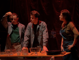 Peça de Teatro Exílio em Manaus - três personagens em palco