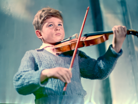 Imagem do filme "O rolocompressor e o violinista" - criança a tocar violino