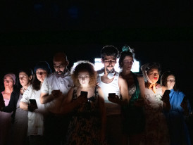Várias pessoas em cima de um palco a representar a peça "Algoritmo da Solidão"