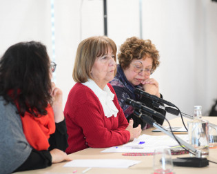 três mulheres numa mesa de debate
