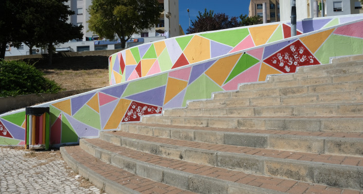 escadas com mural colorido