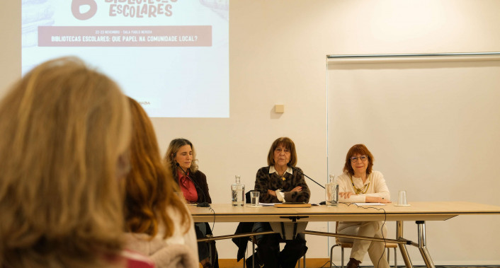 pessoas sentadas numa conferência