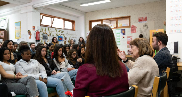 pessoas a falar para uma plateia