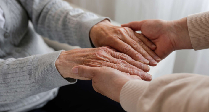 mãos de duas pessoas agarradas