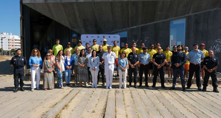 grupo de pessoas agrupadas para uma fotografia de grupo