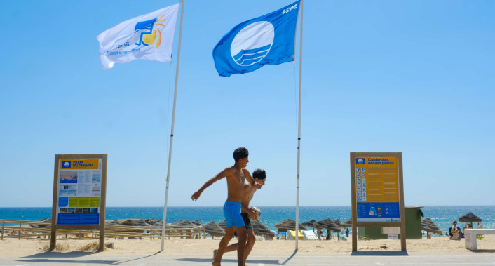 Almada volta a ter 10 praias com Bandeira Azul