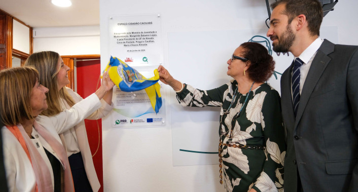 Quatro pessoas a descerrar uma placa de inauguração