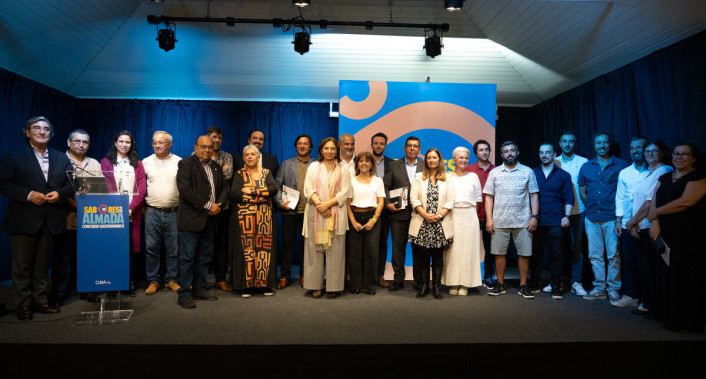 pessoas de pé numa entrega de premios