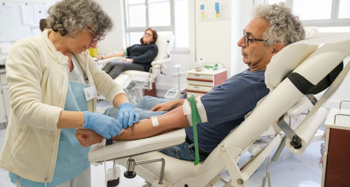 pessoa a doar sangue