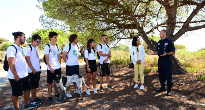 Jovens voluntários numa floresta