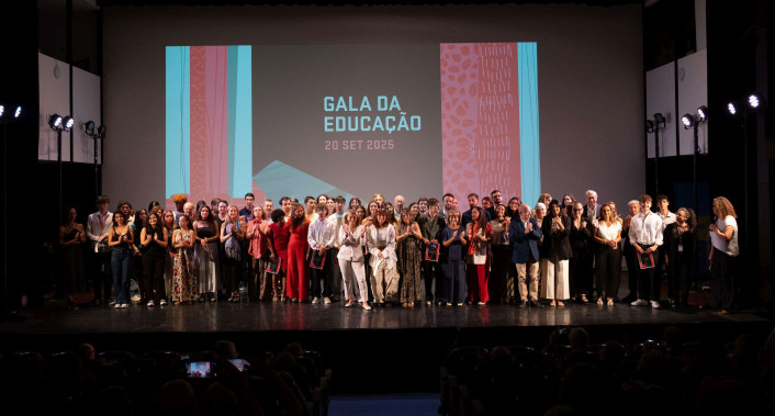 fotografia de grupo de pessoas num palco