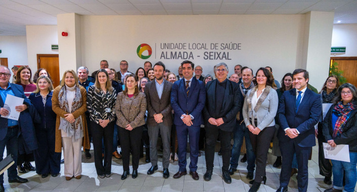 grupo de pessoas a posar para uma fotografia