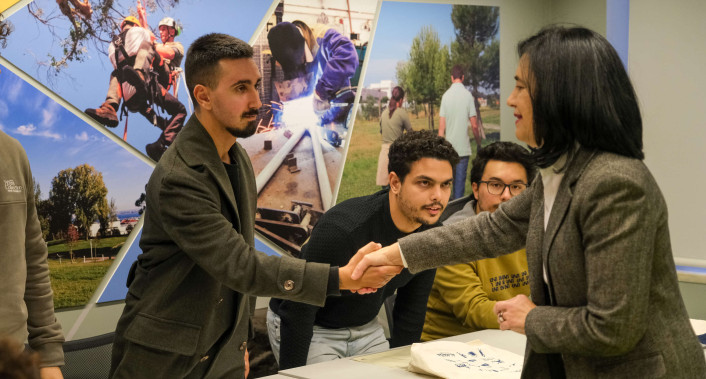 pessoas a cumprimentar-se