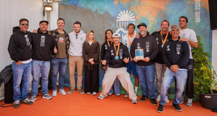 grupo de pessoas a celebrar