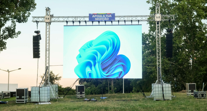 Ecrã gigante num parque verde