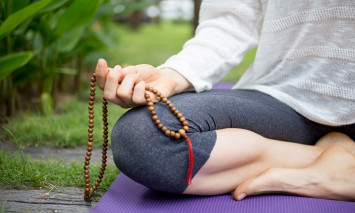 Mulher sentada a meditar