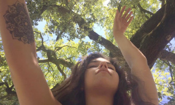 Mulher a dançar no meio da natureza