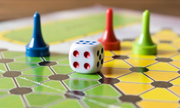 jogo de tabuleiro com peões e dado