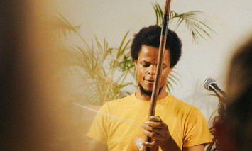 Mista Sanches a tocar berimbau