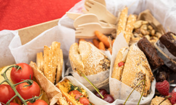 cesto de piquenique com frutas e pães variados