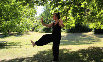pessoa num jardim a praticar chikung