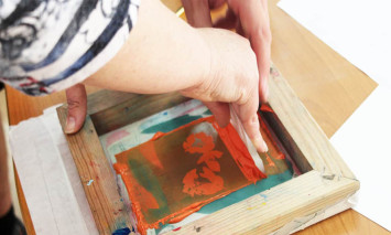 Fotografia de mãos de criança com quadro de serigrafia