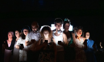 Várias pessoas em cima de um palco a representar a peça "Algoritmo da Solidão"